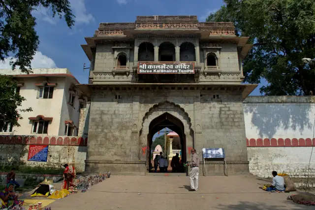 मंदिर का मराठा शैली का पत्थर का प्रवेश द्वार