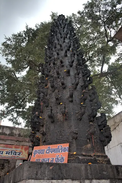 मंदिर के आँगन में खड़ी दीपमालिका