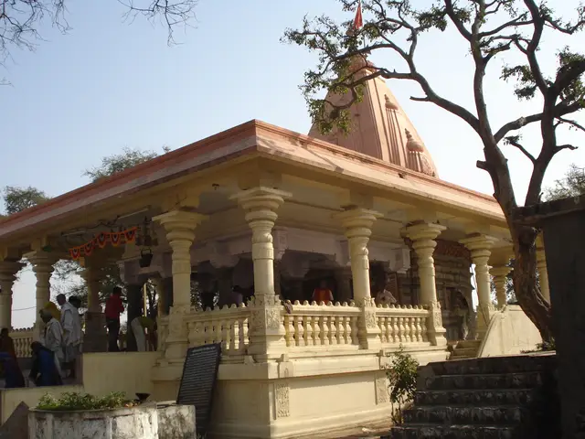 बगल से दिखता मंदिर का स्तंभों वाला सभामंडप और शिखर