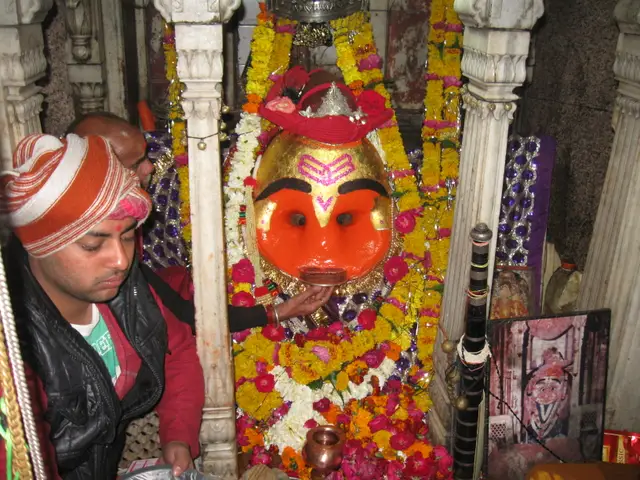 सिंदूर, पुष्पों और मराठा शैली की पगड़ी से सुसज्जित श्री काल भैरव