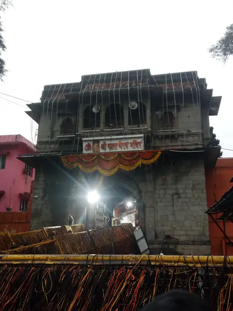 शाम के समय सजा और जगमगाता मंदिर का प्रवेश द्वार