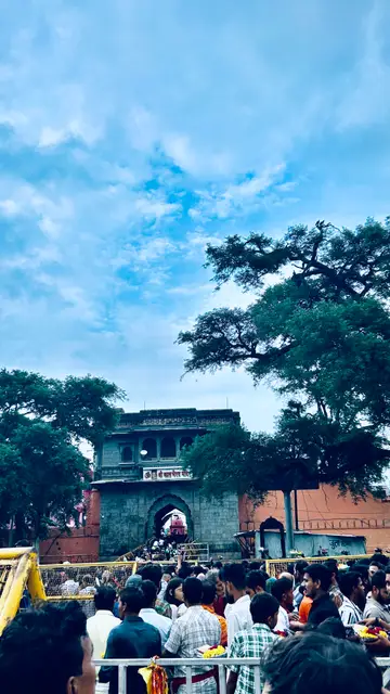 मंदिर के प्रवेश द्वार के सामने कतार में खड़े श्रद्धालु
