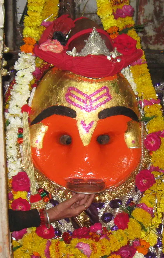 सिंदूर, पुष्प और मराठा पगड़ी से सजे श्री काल भैरव (बड़े चित्र से लिया गया अंश)